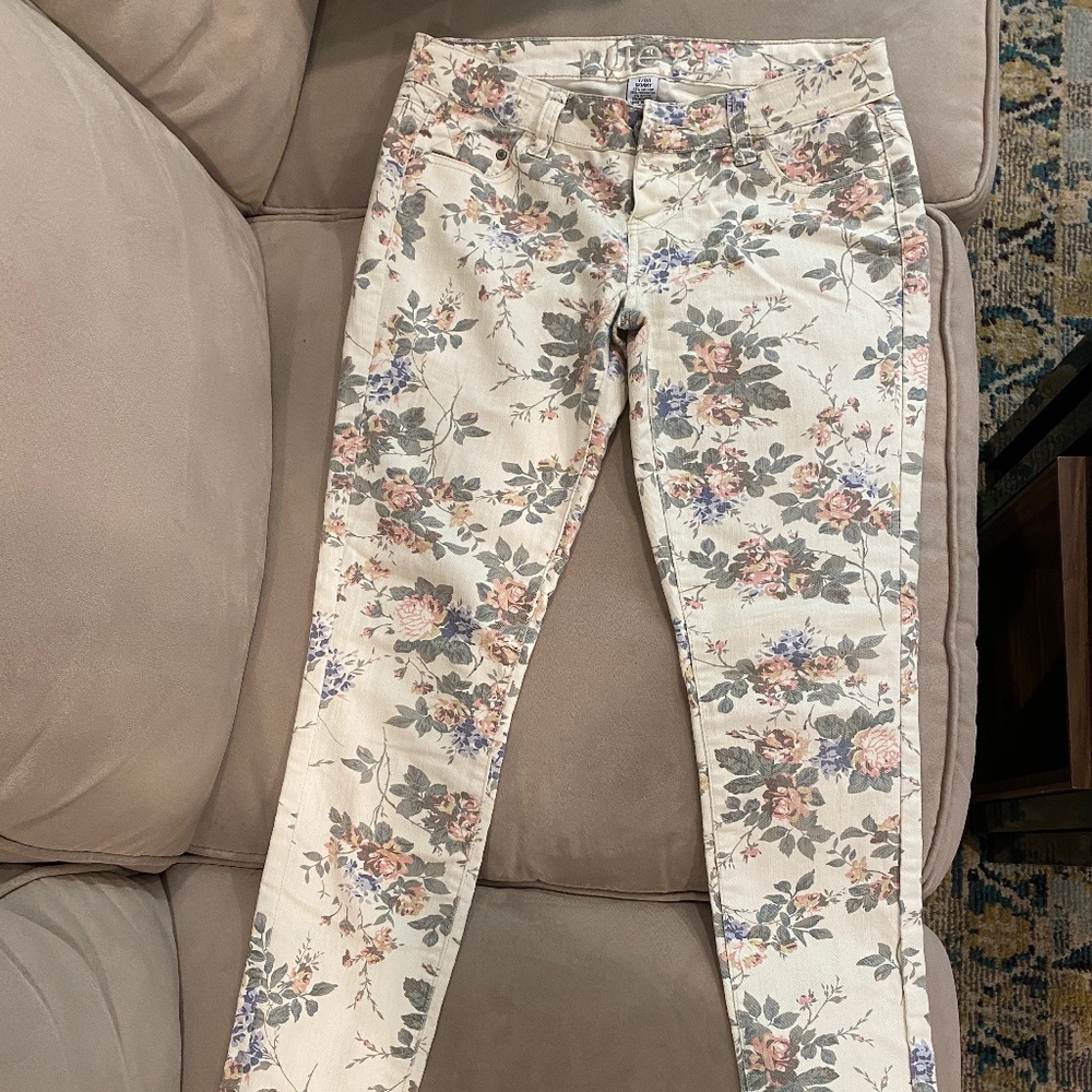 Rue 21 mid rise floral skinny jeans size 7/8R